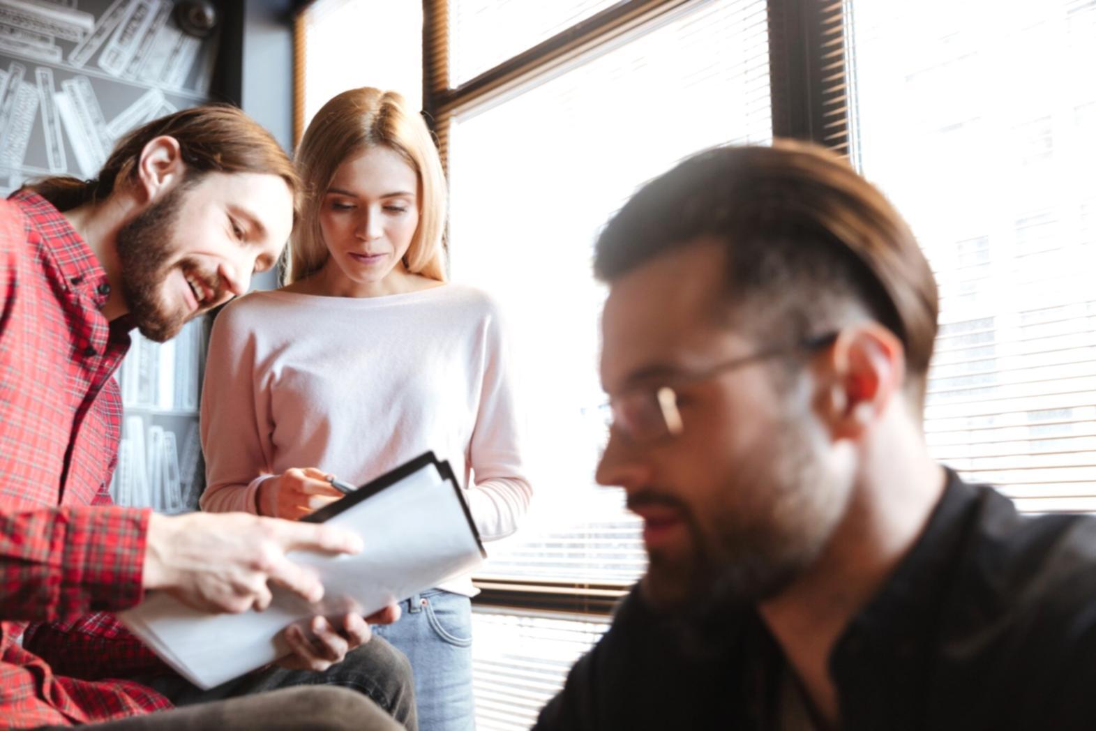 Equipo de estudiantes colaborando en análisis financiero